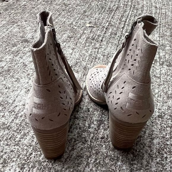 Toms Women's Majorca Peep Toe Booties Perforated Leaf Suede Side Zipper Size 6 - Picture 4 of 8
